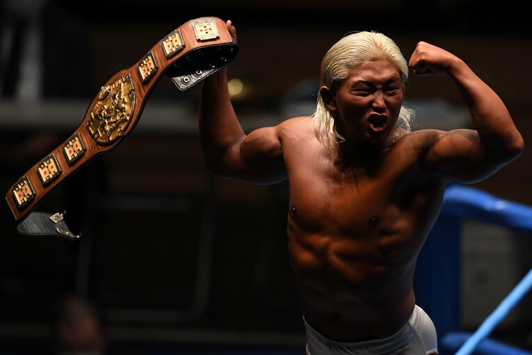 1月2日、昼の後楽園ホールでは全日本プロレスを開催。ベルトを掲げるエル・リンダマン