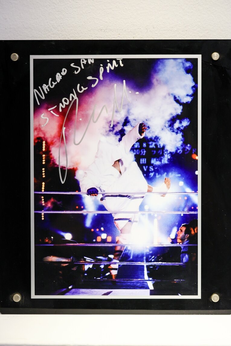 「STRONG SPIRIT」のサインが入ったヒクソンお気に入りの1枚　©Susumu Nagao