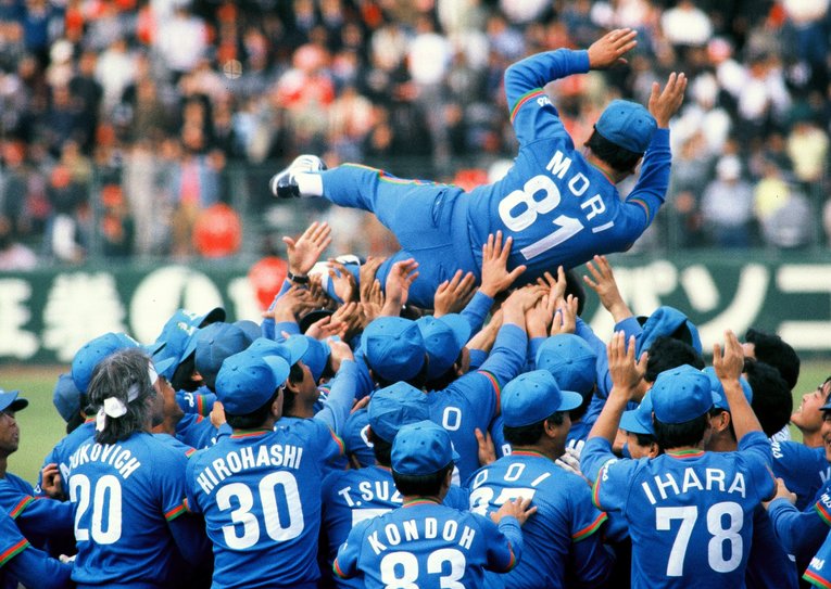 1986年日本シリーズ制覇時の森監督の胴上げ　©Makoto Kemizaki