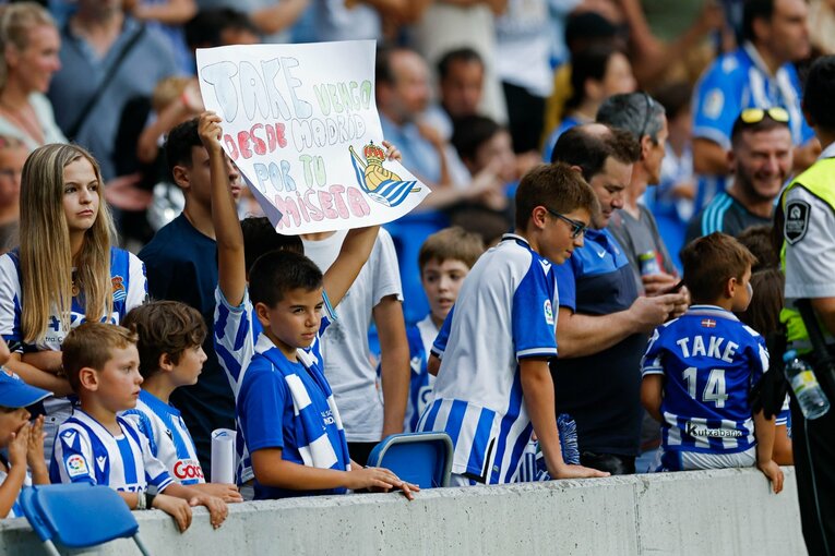 久保建英22歳が試合中“舌をペロッ＋笑顔”で…「クボいるの？」子供人気は今季も！ カメラマンが撮った“ソシエダ2年目開幕前のワクワク”(8)