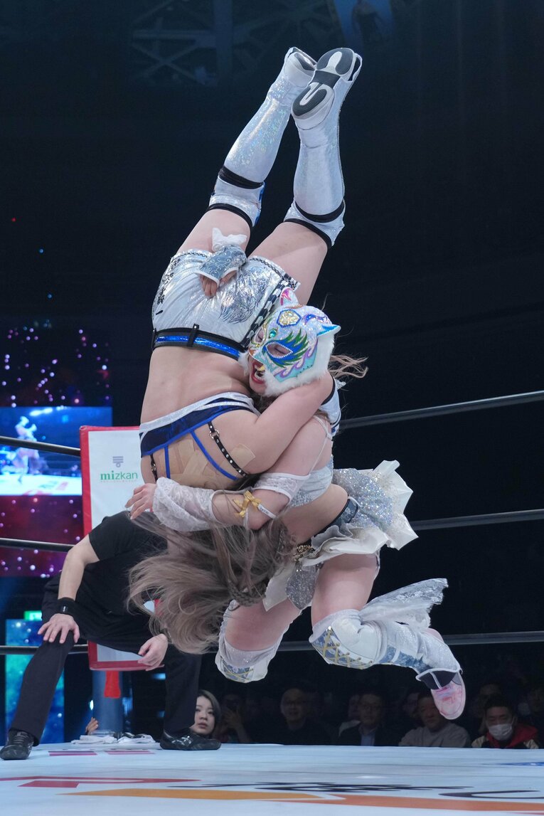 スターライト・キッドのパイルパイルドライバー黒虎天罰　©Essei Hara