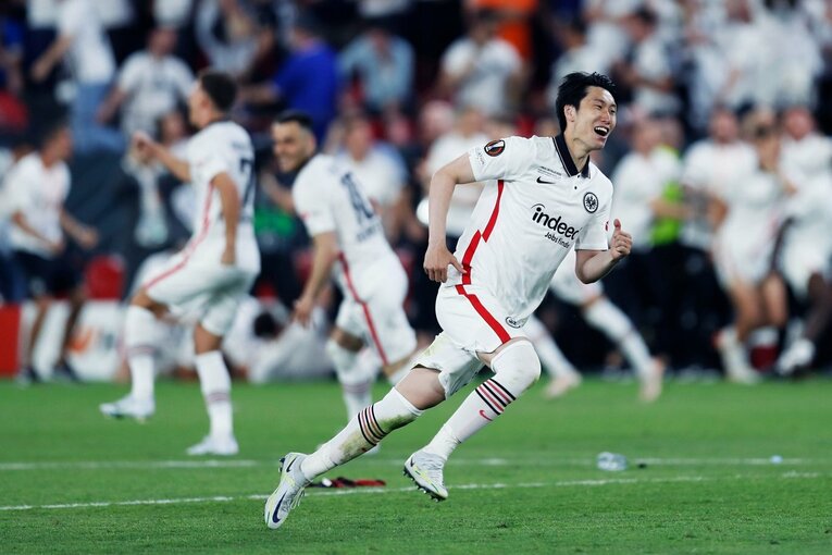 鎌田大地の号泣と“日の丸スパイク”に思い出す4年前の「カタールW杯には絶対出たいですよ」 長谷部誠とのEL優勝写真に“秘められた熱量”とは(3)