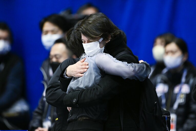 NHK杯、フリーを終え、ランビエルコーチがハグでお出迎え　©Asami Enomoto
