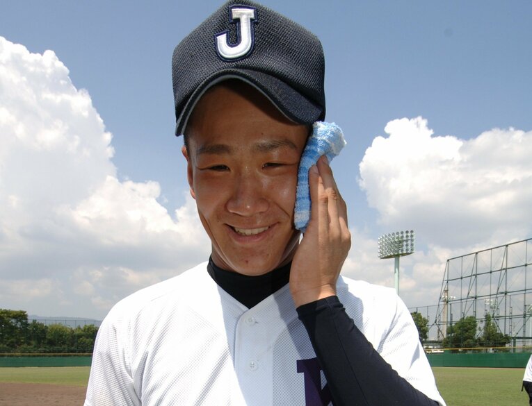 ハンカチポーズで笑いを誘う田中将大（当時高3）　©Sports Graphic Number