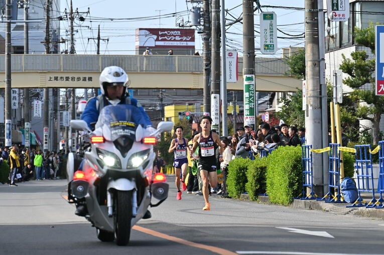 上尾ハーフゴール前。国学院大・青木が駒澤大・桑田の前に出る　©Takashi Shimizu