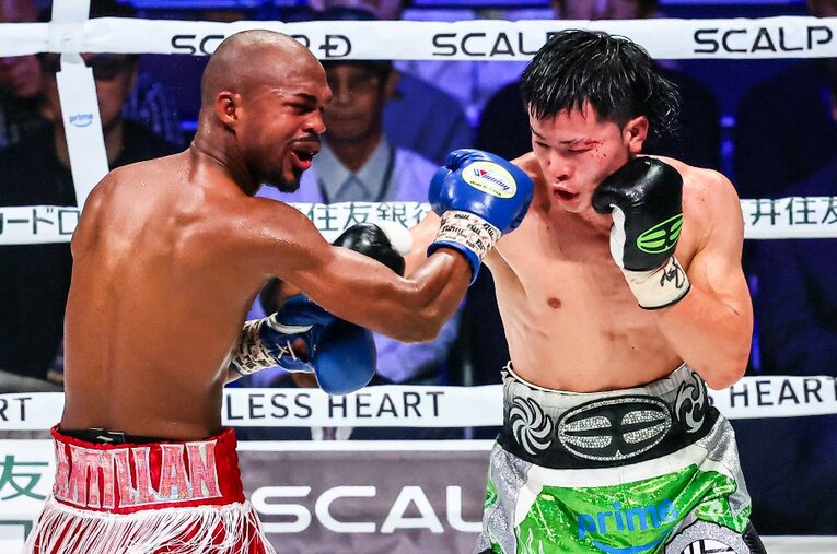 鋭い右カウンターを決める那須川天心。世界前哨戦でWBA6位のビクトル・サンティリャンを圧倒したものの、自己採点は厳しかった ／ photograph by Susumu Nagao