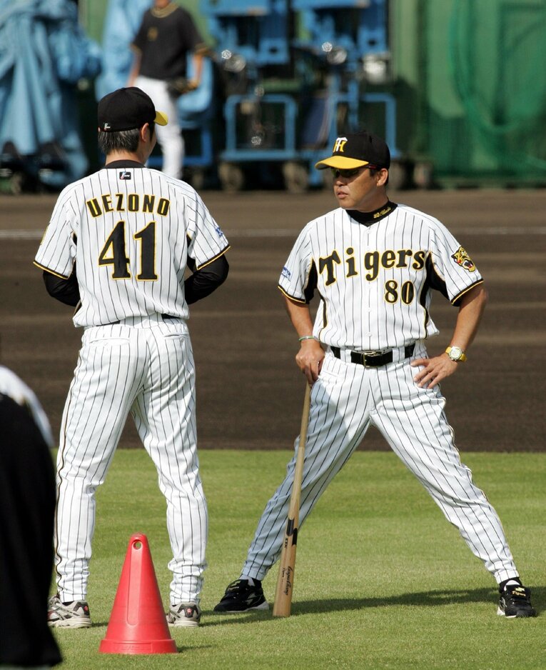 プロ１年目の上園（左）と岡田監督　©︎SANKEI SHIMBUN