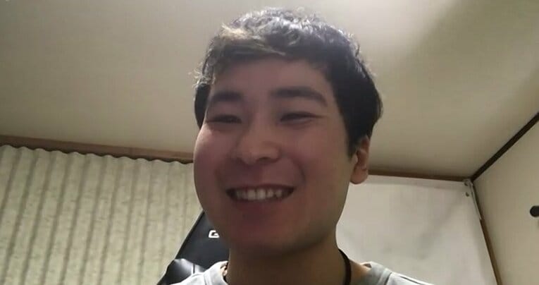 インタビューに応じる花崎