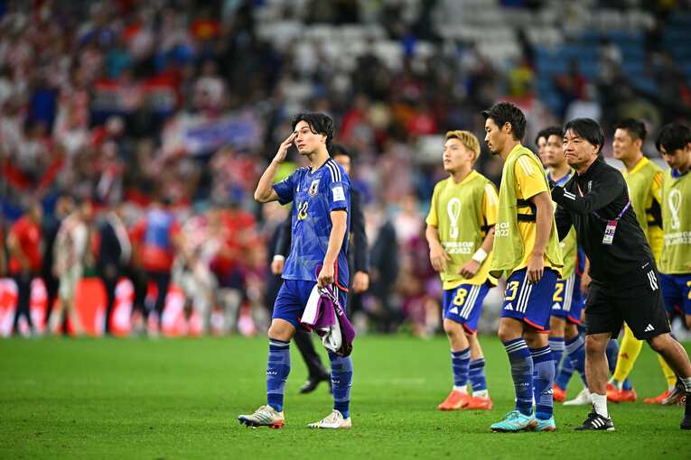 気持ちの整理のつかない表情でピッチをあとにする南野　©Takuya Kaneko／JMPA
