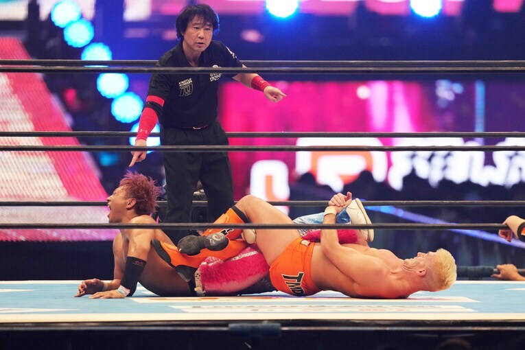 ザック・セイバーJr.に足を取られる海野翔太　©Essei Hara