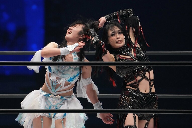 玖麗さやかの髪を引っ張る上谷沙弥　©Masashi Hara