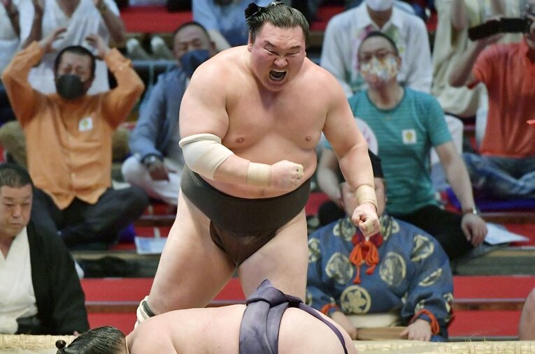 名古屋場所千秋楽。大関照ノ富士を下し、雄たけびを上げる横綱白鵬。7場所ぶり45度目の優勝を果たした ／ photograph by KYODO