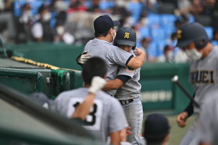 須江監督と岩崎の“ハグ”　©Hideki Sugiyama