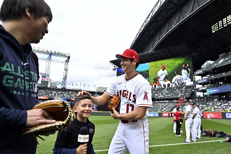 なでなでされる子どもリポーターも嬉しそう　©Getty Images
