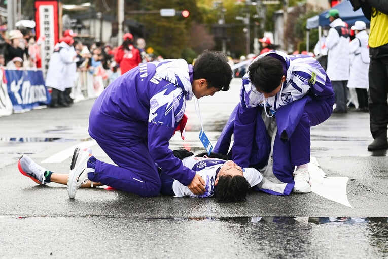 5区ゴール後に倒れ込んだ駒大・金子伊吹（4年）【1枚目／全2枚】　©Nanae Suzuki