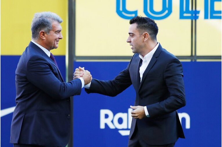 シャビ新監督41歳は暗黒バルサを救えるか 《メッシとの黄金連係・涙を撮ったカメラマン》が就任会見・初采配に見た“希望”とは(5)