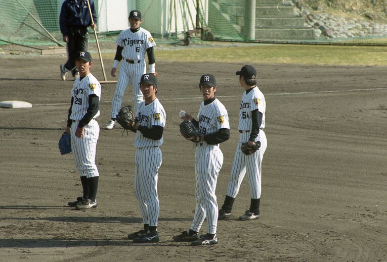 （左から）井川慶や藤川球児らと練習する奥村さん（本人提供）