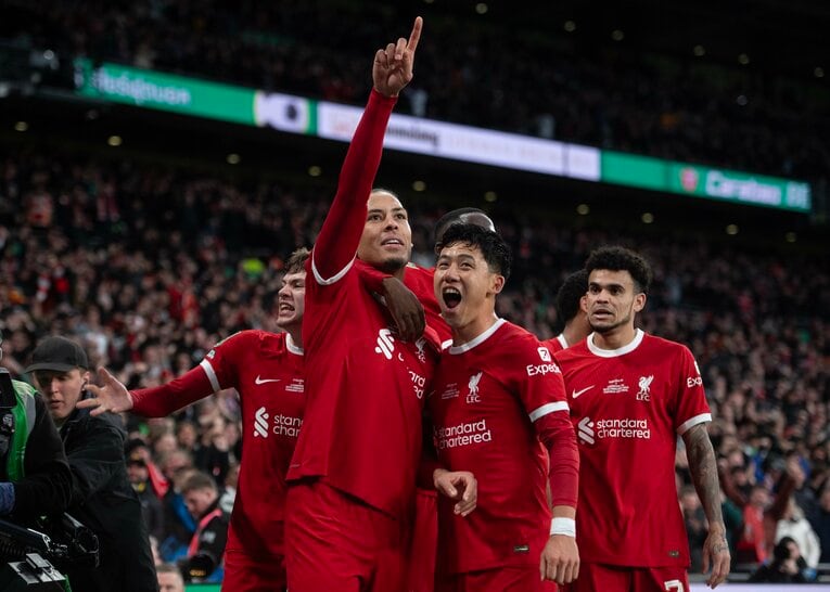 カラバオカップを制し、ファンダイク （左）らと喜ぶ遠藤　©︎Getty Images