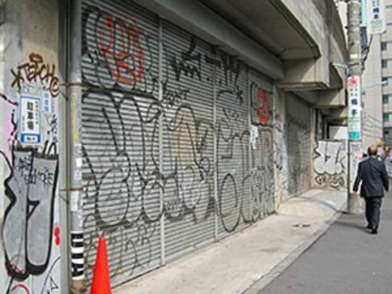 元々ギャングなど特定の集団の縄張りを示すマークだったと言われている“タギング”。最近では単なる落書き、ファッション化が進んでいるというが……立派な犯罪ですので