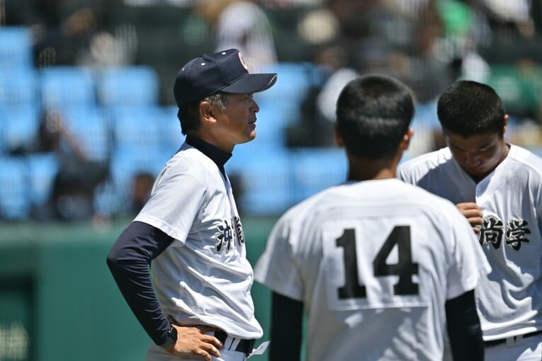 今夏の甲子園で指導する比嘉監督（写真はまだまだ続きます）　©Hideki Sugiyama