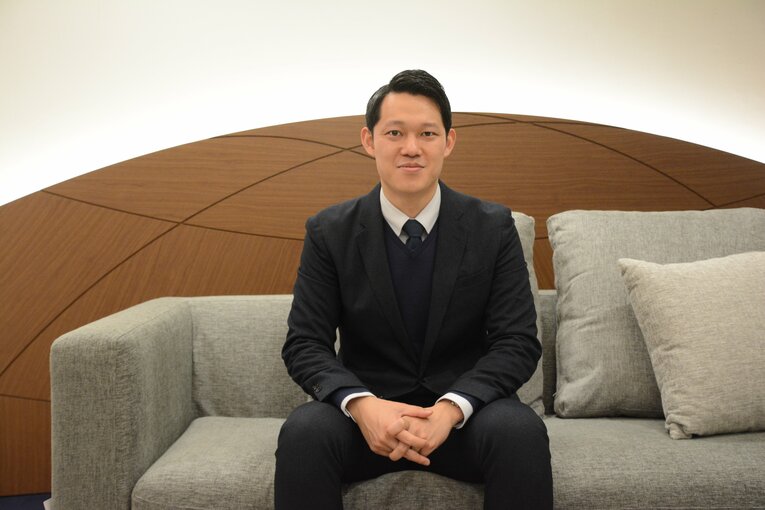 西武でグルメ開発を担当する豊田俊太さん ©Carlos Yabuki