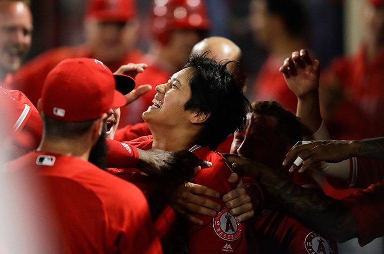 仲間の笑顔も溢れ、すっかりチームの一員となった ／ photograph by AP/AFLO