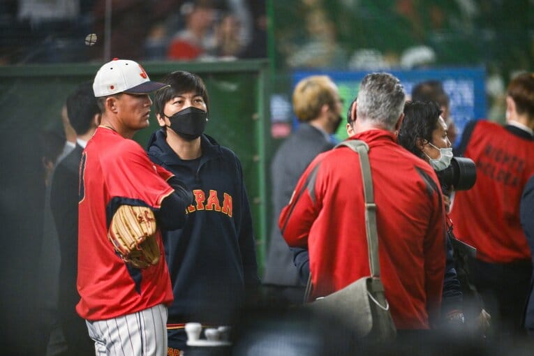 水原通訳と　©Nanae Suzuki