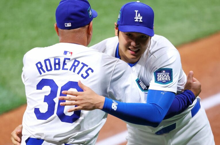 打撃好調のドジャース・大谷翔平。その裏には、ロバーツ監督の存在がある ／ photograph by AFLO