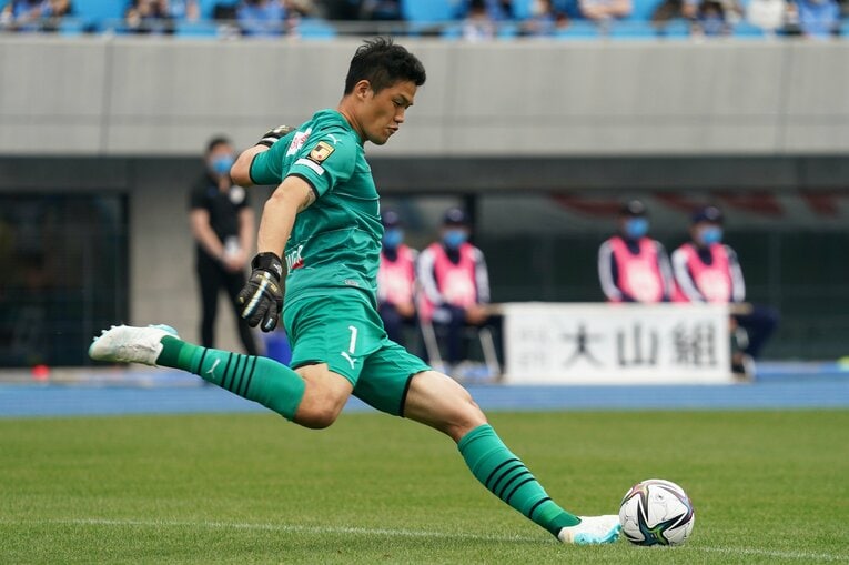 前線にフィードを蹴るチョン・ソンリョン　©Etsuo Hara/Getty Images