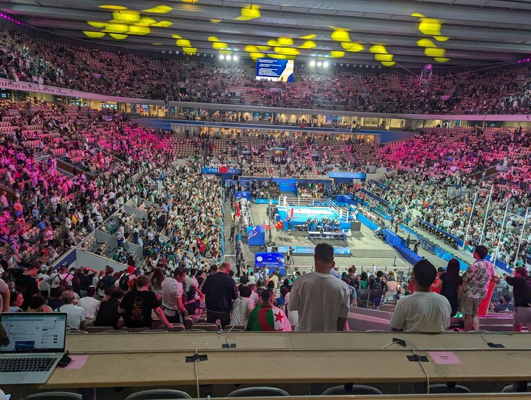 決勝後のローラン・ギャロス。至るところでアルジェリア国旗がはためいている　©JMPA