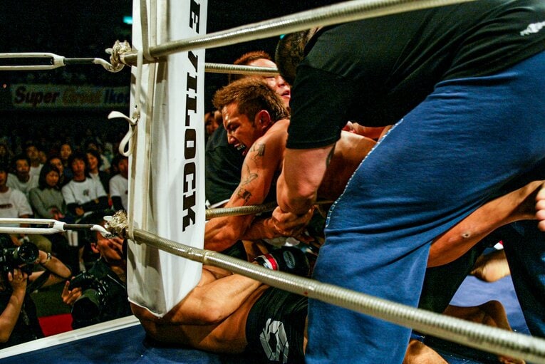 レフェリーが試合をストップした後も攻撃をやめないKID　©Susumu Nagao