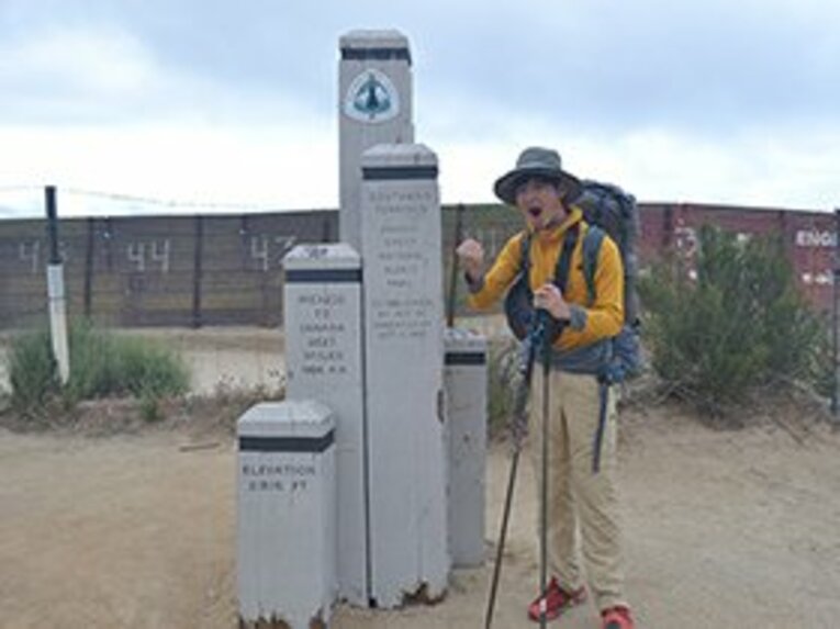 PCTのスタート地点。顔に妙な気合が入っている。