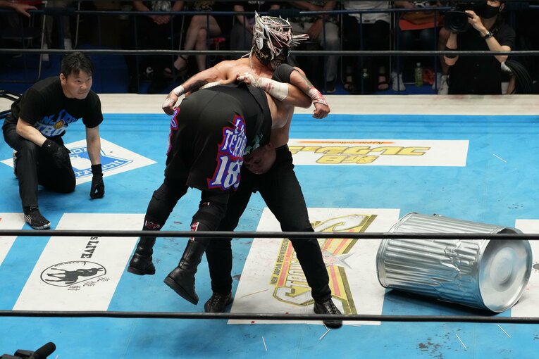 デスマッチに精通したレフェリーのバーブ佐々木が注視するなか、トラッシュ缶へのピンチェ・ロコを放つエル・デスペラード（クリックすると「この記事の写真」に飛びます。流血等の過激な写真を含みますのでご注意ください）