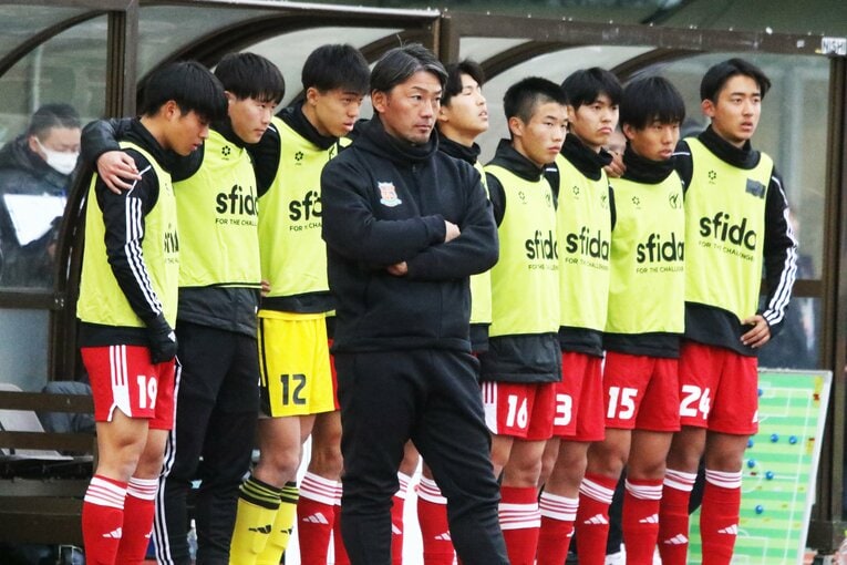 岡山学芸館戦でPKの行方を見守る大久保ヘッドコーチ　©︎Takahito Ando
