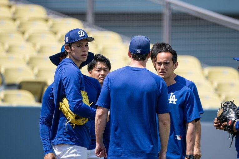 【テレビに映らない素顔の朗希／30枚超】トレーナーや通訳を交えて相談する佐々木…写真はまだまだ続きます　©Nanae Suzuki