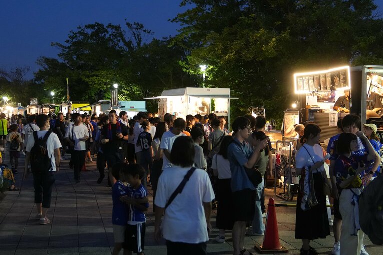 日没後も行列が途切れないキッチンカー