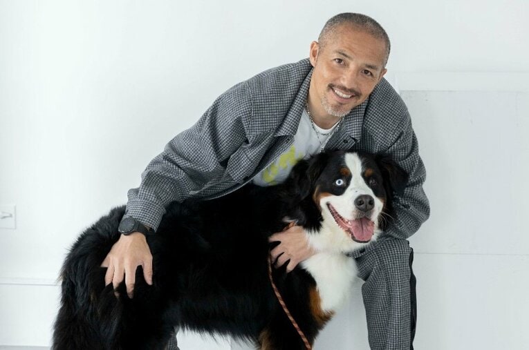 小野伸二と2年前から飼い始めたというバーニーズマウンテンドッグの「ラウエ」。名前はかつて小野がプレーしたオランダの言葉に由来しているという ／ photograph by ＠tratoyagi_111