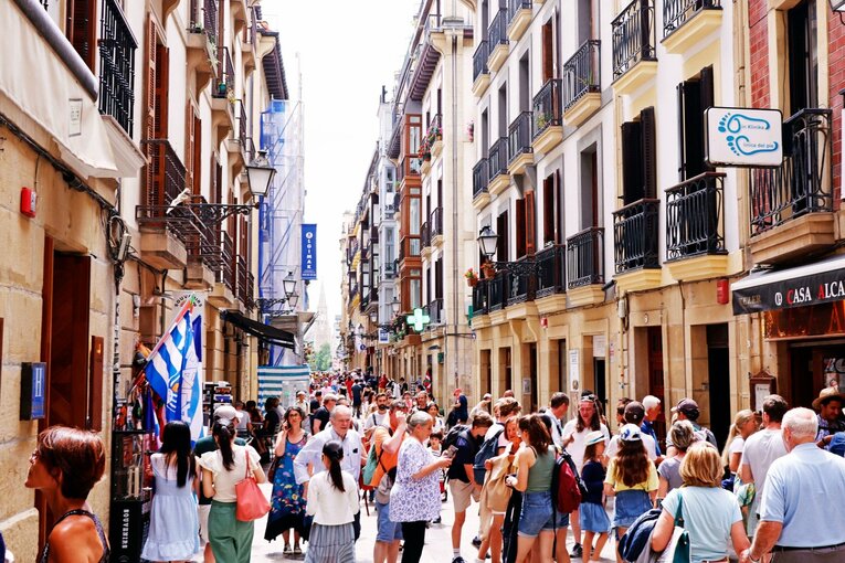 「クボは絶対フィットできる」現地ファンが期待… ソシエダ久保建英のユニ姿・力強さを日本人カメラマンがいち早く撮った〈子供に神対応〉(30)