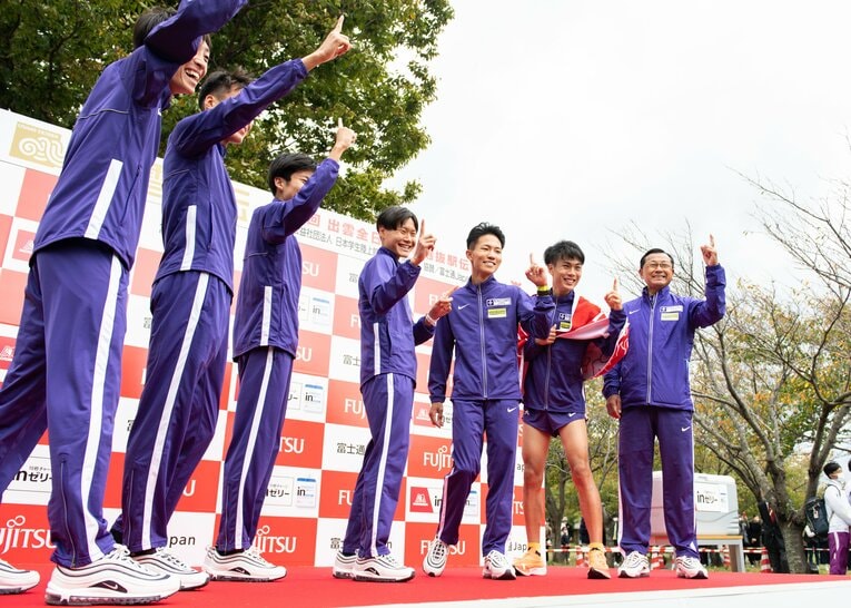 レース後の全区間の選手たちと監督　©Nanae Suzuki