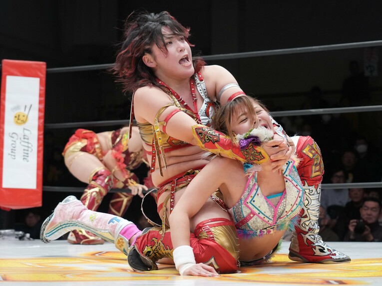 岩谷麻優をキャメルクラッチで攻める林下詩美　©Essei Hara