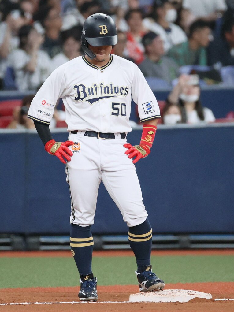 ラストゲーム。代走で登場し三塁ベース上で涙を隠すようにうつむく　©︎JIJI PRESS