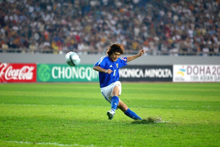 芝生に足をとられ、1人目俊輔、2人目三都主が連続でPK失敗のピンチを迎えた　©AFLO