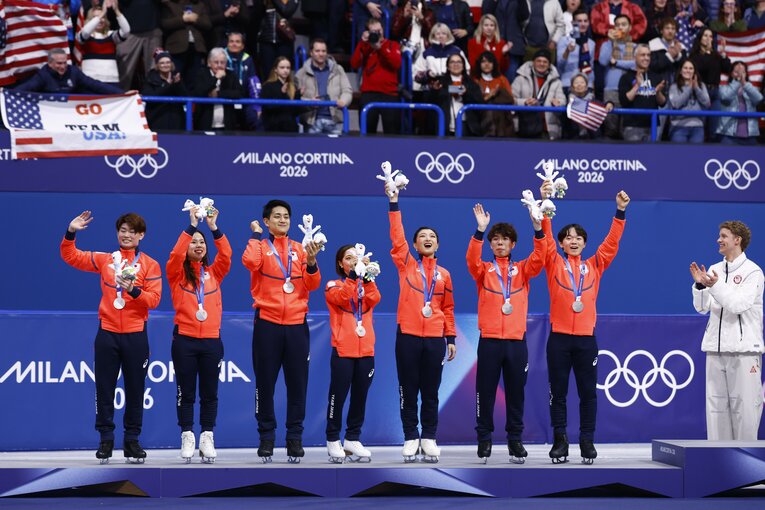 表彰台で笑顔の日本チーム　©Sunao Noto／JMPA