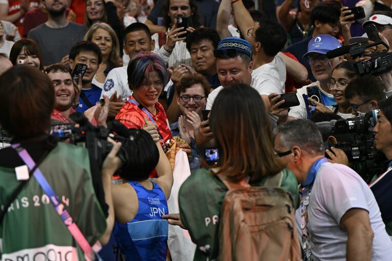 関係者に感謝を伝える藤波朱理。さらに最前列の観客たちと笑顔でハイタッチを繰り返した　©Asami Enomoto/JMPA
