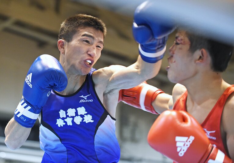 アマチュアボクシングのトップ戦線で長く活躍した柏崎刀翔。写真右は後の世界王者・重岡優大　©Naoki Fukuda