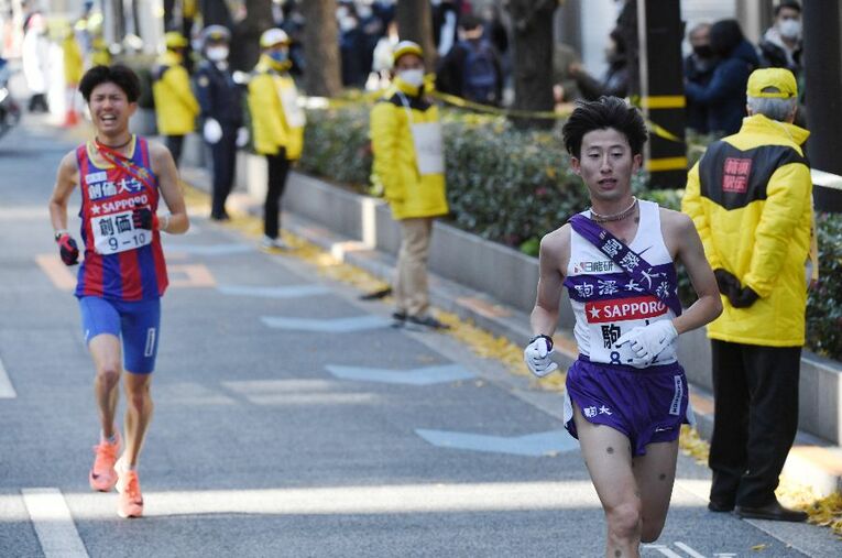 10区で2位の駒大・石川拓慎（3年）が創価大・小野寺勇樹（3年）を振り切った ／ photograph by JMPA