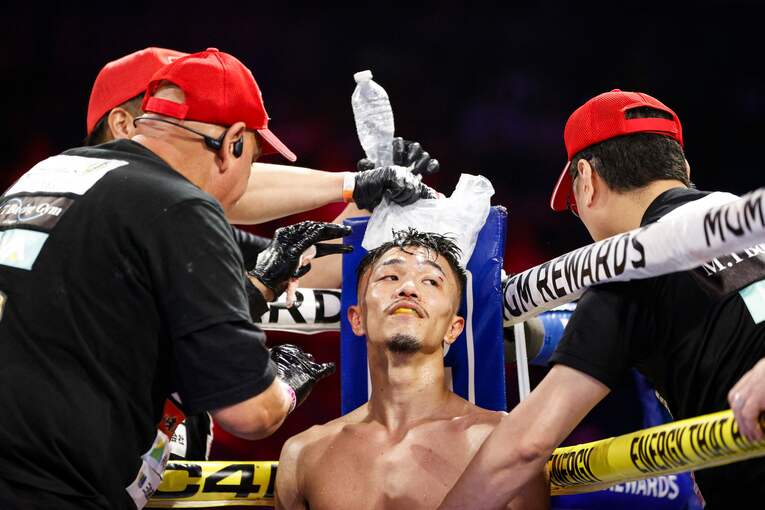 中谷vsモロニ―　©JIJI PRESS