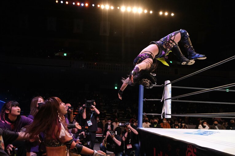 キッドはラ・ケブラーダなどの大技でKAIRIを追い込んだ