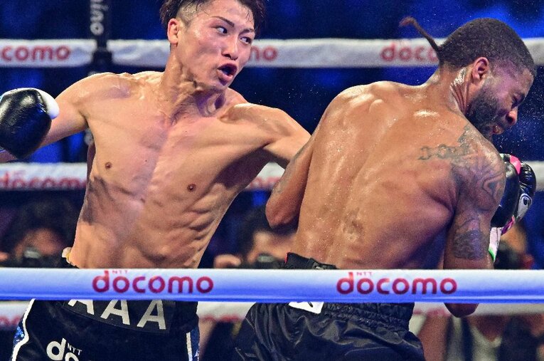 井上尚弥vsフルトン。ジャンプしながら“追撃の左フック”を完璧にヒットさせたシーン ／ photograph by AFLO