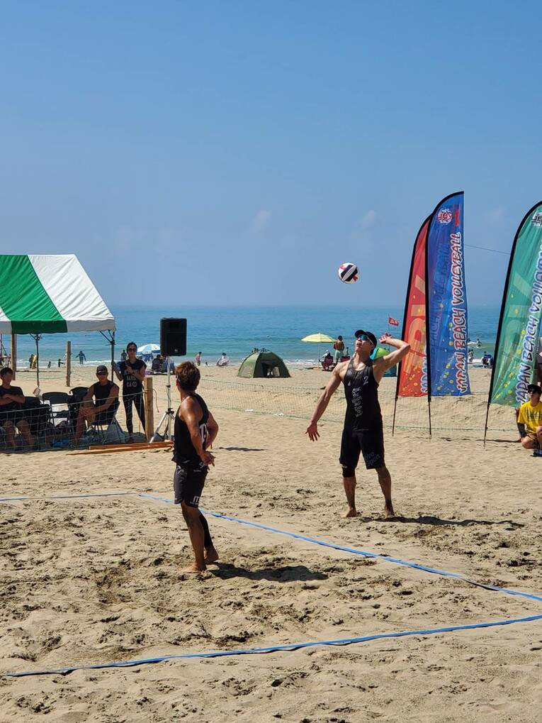 サーブを打つ清水（右）　©︎Shunsaku Sakai